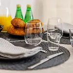 Cosy Studio, Close To Monaco Train Station アパート